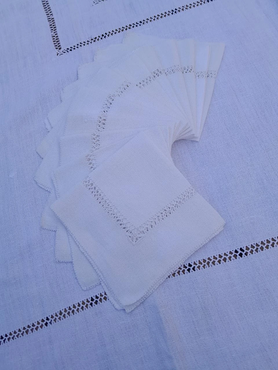 Toalhas de mesa e guardanapos brancos bordados – photo 3